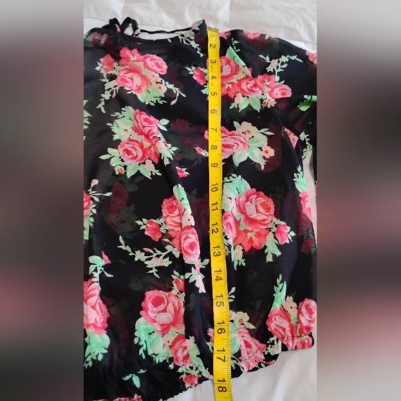 GUESS | ROSESROSESROSES 🌹 Sheer Long Sleeve Cropped Top & Open V Back Medium - Picture 7 of 10